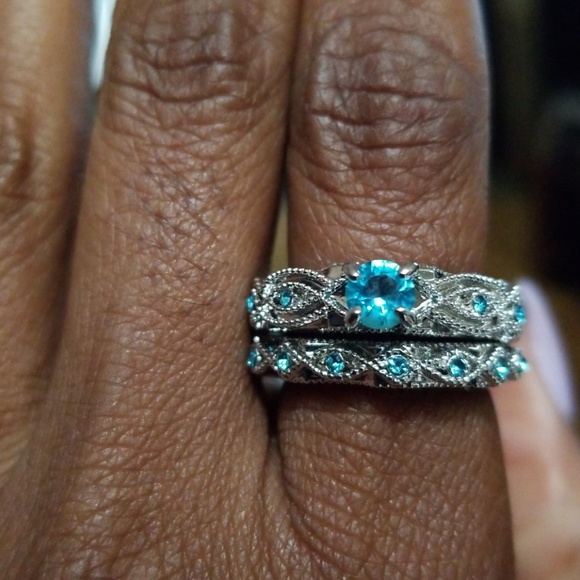 BEAUTIFUL ENGAGEMENT RING - Picture 4 of 5